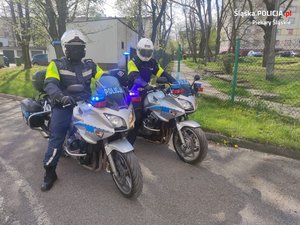 Dwaj policyjni motocykliści