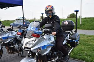 Motocyklistka na policyjnym motocyklu