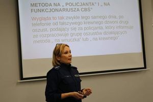 Policjantka podczas wystąpienia