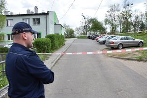 Policjant zabezpieczający miejsce zdarzenia