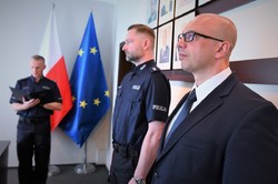 Policjanci podczas wizyty u generała