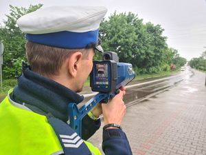 Policjant ruchu drogowego kontroluje prędkość pojazdów