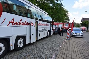 Ambulans do pobierania krwi, policyjny radiowóz oraz wóz strażacki