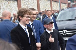 Premier Mateusz Morawiecki wśród tłumu