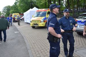 Policjanci podczas zabezpieczenia pielgrzymki