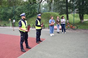 Policjanci ruchu drogowego podczas egzaminu na kartę rowerową.