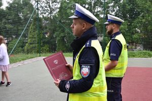 Policjanci ruchu drogowego podczas egzaminu na kartę rowerową.