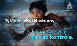 Biały napis: #TyMozeszBycNastepny. Poniżej niebieski napis: Gdy klikniesz wyślij, tracisz kontrolę. Z prawej strony logo Interpolu, a  w tle kobieta robiąca sobie selfie