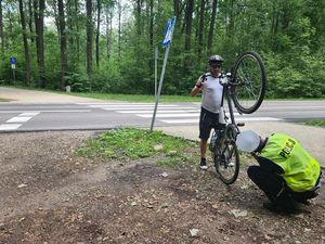 Policjant kontroluje rower oraz kierującego