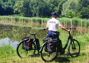 Na zdjęciu policjant podczas kontroli zbiorników wodnych.