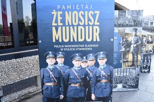 Baner &quot;Pamiętaj, że nosisz mundur&quot;