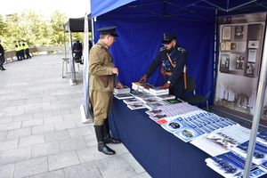 Stoisko historyczne Komendy Głównej Policji oraz policjant