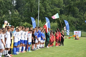 Drużyny piłkarskie z flagami Polski i Senegalu