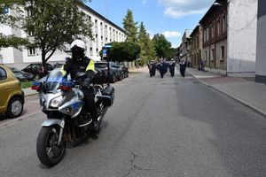 Policjant na motocyklu pilotujący przemarsz podczas obchodów