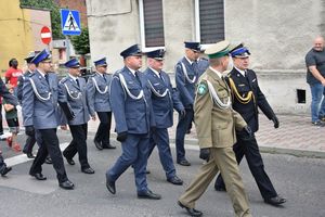 Przedstawiciele służy mundurowych podczas defilady