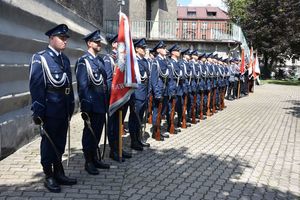 Kompania honorowa oraz poczty sztandarowe przed kościołem