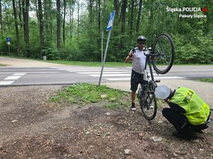 Policjant kontroluje kierującego rowerem