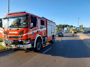 Wóz strażacki zabezpieczający miejsce wypadku drogowego