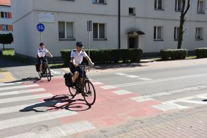 Policjanci na rowerach przejeżdżają przez przejazd dla rowerzystów