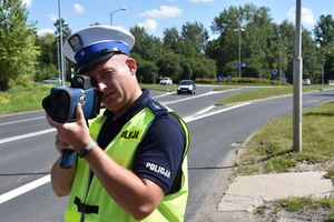 Policjant kontroluje prędkość pojazdów