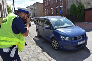 Policjant wykonujący oględziny pojazdu