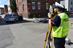 Policjant wykonujący szkic miejsca zdarzenia