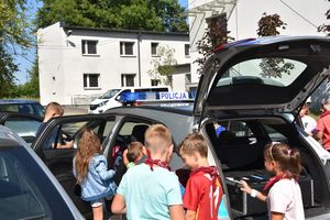 Policjanci podczas pogadanki z dziećmi prezentują radiowóz