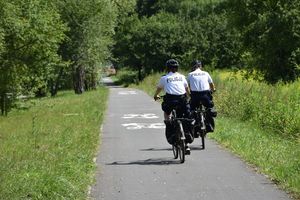 policjanci pełniący służbę na rowerach