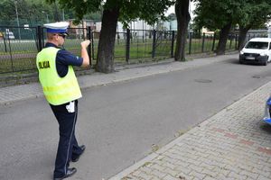 Policjant zatrzymujący pojazd