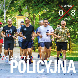 Mężczyźni w strojach sportowych biegną przez park.