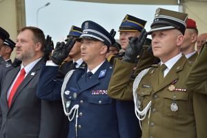 Komendant Miejski Policji w Piekarach Śląskich wraz z innymi mundurowymi oddaje honor