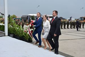 Prezydent Miasta Piekary Śląskie wraz z zastępcą oraz Przewodniczącym Rady Miasta składa wieniec