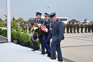 Komendant Miejski Policji w Piekarach Śląskich wraz z przedstawicielami Służby Więziennej składają wieniec pod tablicą pamiątkową