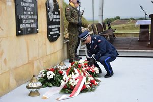 Komendant Miejski Policji w Piekarach Śląskich składa wieniec pod tablicą pamiątkową