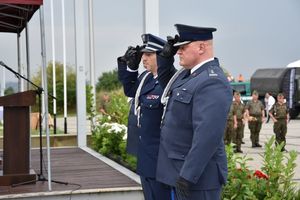 Komendant Miejski Policji w Piekarach Śląskich wraz z przedstawicielami Służby Więziennej oddają honor pod tablicą pamiątkową