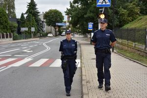 Policjanci idący ulicą