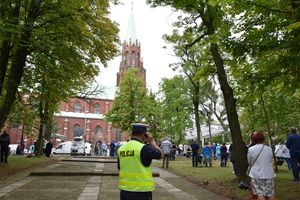 Policjant ubrany w odblaskową kamizelkę na kalwaryjskim wzgórzu.