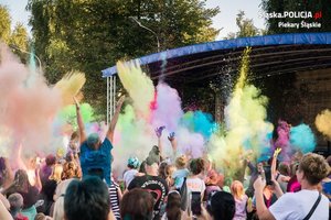 Uczestnicy Pikniku Rodzinnego podczas wyrzutu kolorów