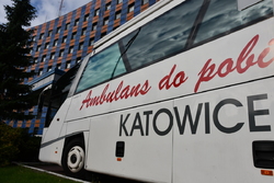 Ambulans do pobierania krwi na tle Komendy Wojewódzkiej Policji w Katowicach