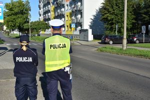 Policjanci podczas nadzoru przy przejściu dla pieszych