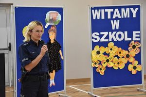 Policjantka podczas wystąpienia na rozpoczęciu roku szkolnego