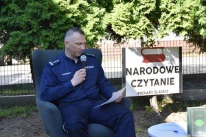 Komendant Miejski Policji w Piekarach Śląskich podczas czytania