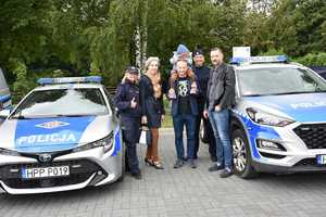 Na zdjęciu uczestnicy pikniku rodzinnego w postaci przedstawicieli służb oraz władz miasta.