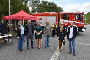 Na zdjęciu uczestnicy pikniku rodzinnego w postaci przedstawicieli służb oraz władz miasta.