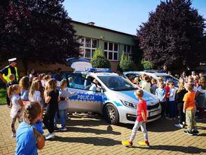 Policjanci podczas zajęć z dziećmi.