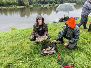 Uczestnicy zawodów podczas ważenia ryb