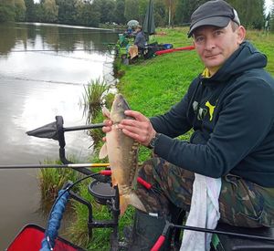 Piekarski policjant na stanowisku łowieckim