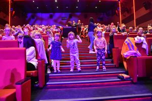 Dzieci w sali kina