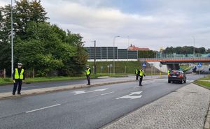 Policjanci podczas działań trzeźwość stoją na drodze