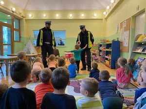 Policjanci podczas pogadanki w przedszkolu